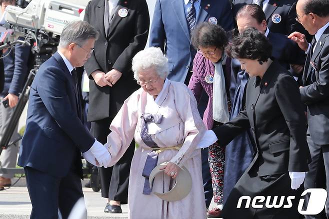 ì ì£¼ 4Â·3 70ì£¼ë ì¶ëìì´ ì´ë¦° 3ì¼ ë¬¸ì¬ì¸ ëíµë ¹ê³¼ ë¶ì¸ ê¹ì ì ì¬ì¬ê° ì ì£¼ì ë´ê°ë 4Â·3 ííê³µììì ìì¡´ìì ì ì¡±ì ë¶ì¶íê³  ìë¤. ì ì£¼ 4Â·3 ì¶ëìì íì§ëíµë ¹ì´ ì°¸ìíë ê²ì ì´ë²ì´ ë ë²ì§¸ë¡, 2006ë ë¸ë¬´í ì  ëíµë ¹ ì´í 12ë ë§ì´ë¤. 2018.4.3/ë´ì¤1 Â© News1 ì´ìí ê¸°ì