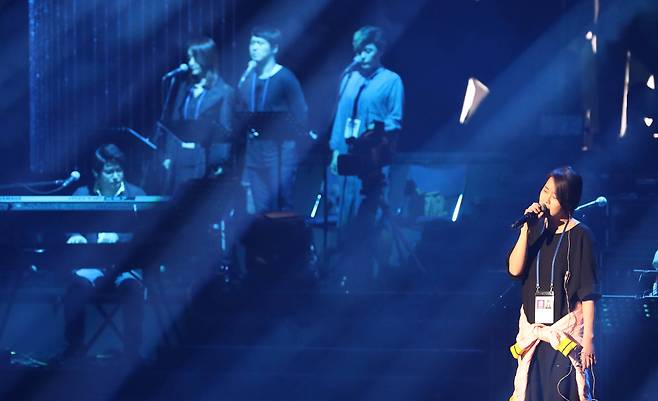 '남북평화협력기원 남측예술단 평양공연' 리허설에서 열창을 하고 있는 백지영. [평양공연 사진공동취재단]