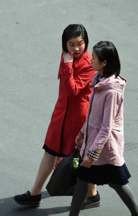 화사한 트렌치 코트를 입은 여성들. /사진=평양공연 사진공동취재단