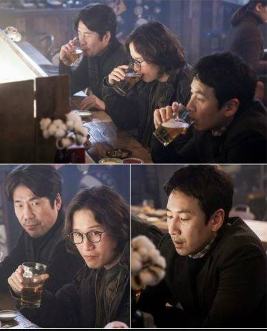 tvN수목극 나의 아저씨에서 감초노릇의 조연으로 출연했던 오달수(윗 사진 왼쪽 등)의 미투파문으로 제작사는 오달수 촬영분을 들어내고 그 자리에 박호산을 대신 투입했다.