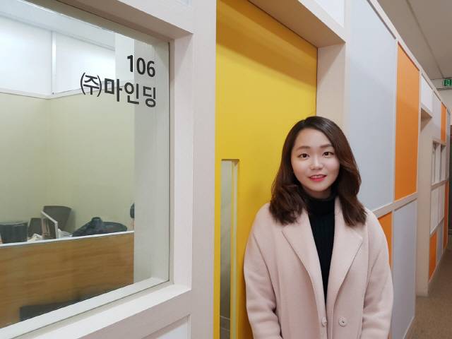 옥민송 마인딩 대표가 연세대학교 공학원에 자리한 사무실에서 서비스의 특징을 소개하고 있다. /허세민 기자