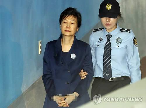 법정 향하는 박 전 대통령 지난해 10월 서울중앙지법에서 열린 속행공판에 출석하기 위해 호송차에서 내려 법정으로 향하고 있는 박 전 대통령. [연합뉴스 자료사진]