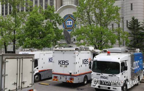 법원 앞 방송 중계차량 지난해 5월 박근혜 전 대통령 재판관련 취재를 위해 서울 서초구 서울중앙지법 앞에 세워진 방송 중계차량들. [연합뉴스 자료사진]