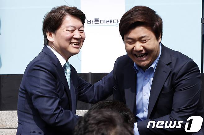 안철수 바른미래당 인재영입위원장이 4일 오전 서울 중구 서울시의회 본관 앞에서 6·13 지방선거 서울시장 출마를 공식 선언하기 전 자신의 성대모사를 한 성대모사크리에이터 이상민씨와 악수하고 있다. 2018.4.4/뉴스1 © News1 안은나 기자