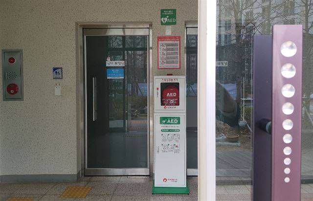 생명이 위급한 심정지(심장 멈춤) 환자를 살릴수 있는 핵심 응급장비인 자동제세동기가 저녁 시간대 문에 잠겨 사용이 어려운 아파트 관리동 안에 비치된 경우가 많아 제 구실을 못하고 있다. 2일 경기 남양주시의 한 아파트 관리동 안에 제세동기가 설치돼있다.