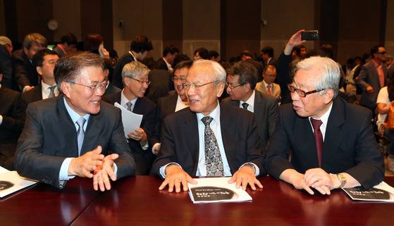 지난 2016년 정책공간 국민성장 창립 심포지엄에서 문재인 대통령(당시 호칭은 전 민주당 대표)가 기조연설을 마친 후 한완상 전 부총리, 박승 전 한국은행 총재(오른쪽부터)와 이야기하고 있다.[중앙포토]