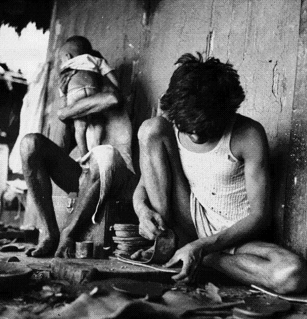 신발 수선 작업을 하는 인도의 달리트(불가촉천민)의 모습. 이들은 물고기 잡기, 화장실 청소, 신발 수선, 시체 운반 등 육체적으로 고된 노동을 도맡아왔다. 게티이미지코리아