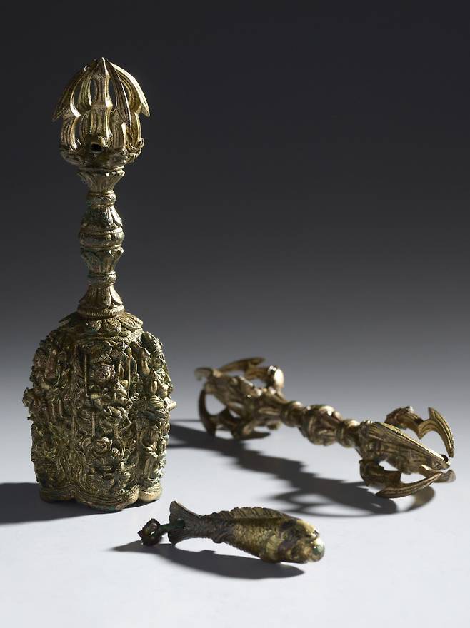 한성백제박물관이 ‘천 년 만에 빛을 본 영국사와 도봉서원’ 특별전을 통해 일반에 처음 공개하는 도봉서원 출토 금강령(왼쪽), 금강저, 물고기 모양의 방울(탁설·가운데). 한성백제박물관 제공