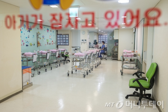 서울 강남 산부인가 신생아실에서 간호사들이 신생아를 돌보고 있다./뉴스1