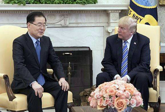 청와대 정의용 국가안보실장이 8일(현지시간) 미국 워싱턴 백악관 오벌오피스에서 도널드 트럼프 미국 대통령을 만나 방북 성과에 관해 설명하고 있다. 연합뉴스