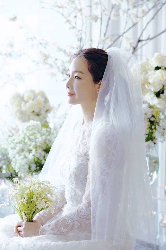 들풀처럼 자연스러운 느낌의 은방울꽃 부케를 든 배우 최지우. [사진 YG엔터테인먼트]