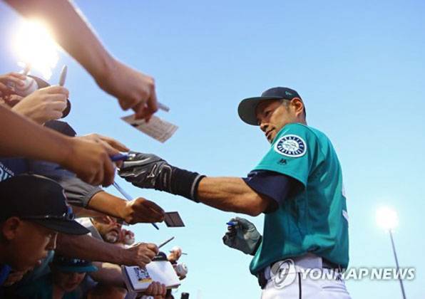 시애틀에 돌아와 팬들에게 사인해주고 있는 이치로