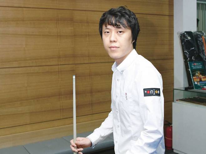 안광준(35) 동호인은 선수급 실력을 갖춘 재야 고수다. 수지는 40점. 만고의 노력 끝에 얻은 결과다. 지난 2016년 서울당구연맹(회장 류석)이 주최하고 서울연맹 선수들이 참가한 ‘2016 미스터피자배 제8차 그랑프리 3쿠션 오픈’에서 우승한 당시 사진. "신선한 충격"을 준 안 동호인은 당구월간지 "큐스포츠"에 소개되기도 했다.(사진=큐스포츠)