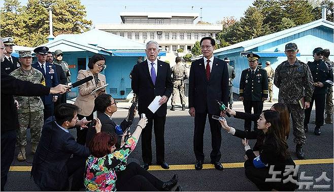 송영무 국방부 장관(오른쪽)과 제임스 매티스 미국 국방부 장관이 2017년 10월 27일 오후 경기도 파주 비무장지대에 있는 판문점 공동경비구역(JSA)에서 대북 메시지를 발표하고 있다.