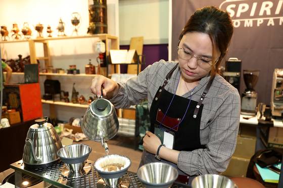 김혜린 바리스타가 드립 커피를 내리고 있다. 장진영 기자