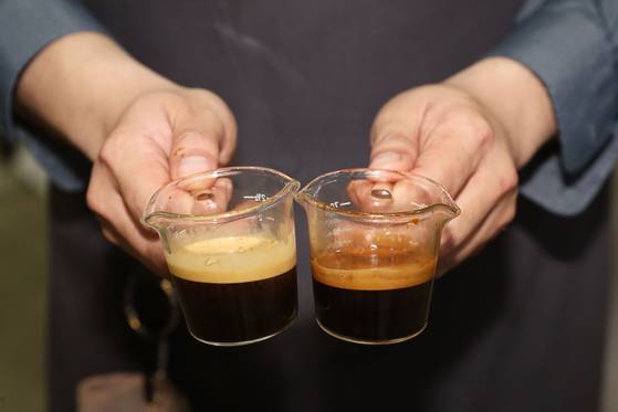 에스프레소 커피 머신(왼쪽)과 로터리 펌프 방식으로 내린 에스프레소. 로터리 펌프 방식이 좀 더 진한 풍미를 낸다. 장진영 기자