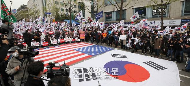 박근혜 전 대통령의 ‘국정농단’ 사건 1심 선고일인 6일 오후 서울 서초구 서울중앙지법 앞에서 박근혜 전 대통령의 지지자들이 재판 무효를 주장하며 집회를 열었다. 김기남 기자 kknphoto@kyunghyang.com