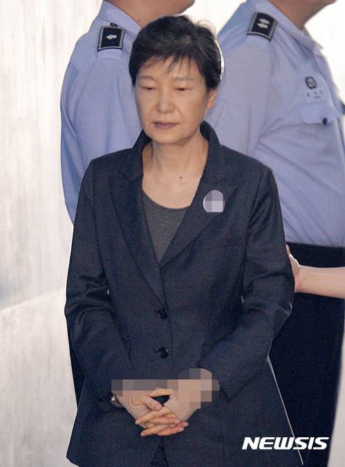 【서울=뉴시스】추상철 기자 = 박근혜 전 대통령이 지난해 9월21일 서울 서초구 서울중앙지법에서 열린 국정농단 사건 72차 공판에 출석하기 위해 호송차서 내려 법정으로 향하고 있다. 2017.09.21. scchoo@newsis.com