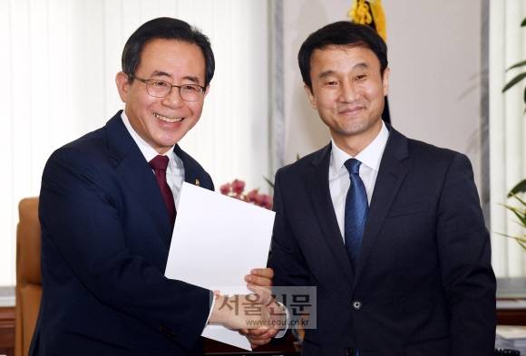 한병도 청와대 정무수석(오른쪽)이 6일 오전 국회를 찾아 국민투표법 개정을 촉구하는 내용을 담은 문재인 대통령의 서한을 김성곤 국회 사무총장에게 전달하고 있다.이종원 선임기자 jongwon@seoul.co.kr