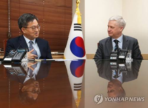 대화하는 김동연-마이클 테일러 (서울=연합뉴스)  김동연 경제부총리 겸 기획재정부 장관과  마이클 테일러 무디스 아태지역 대표가 6일 서울 세종로 정부서울청사에서 면담하고 있다.2018.4.6   jeong@yna.co.kr