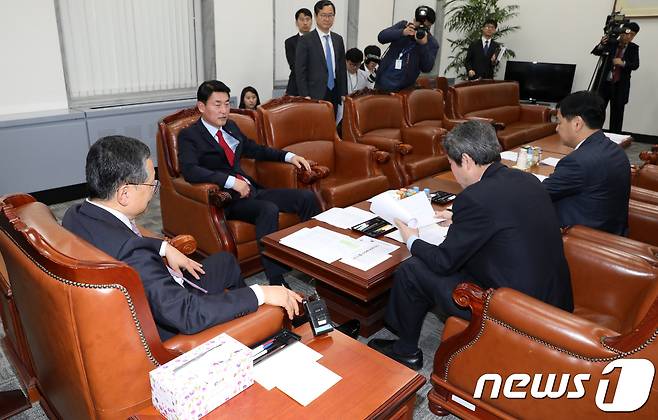 4일 오전 서울 여의도 국회 운영위원장실에서 김재경 헌법개정 및 정치개혁 특별위원회 위원장과 여야 3당 간사들이 개헌 문제를 논의하기 위해 회동하고 있다. 왼쪽부터 김 위원장, 황영철 자유한국당 간사, 이인영 더불어민주당 간사, 김관영 바른미래당 간사. 2018.4.4/뉴스1 © News1 안은나 기자