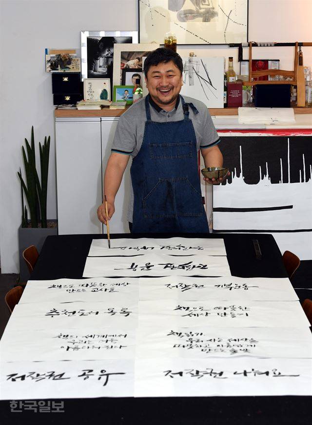 국내 대표적 캘리그라피 아티스트인 이상현 작가가 자신의 서교동 연구소에서 저작권 공유에 나선 이유를 설명하고 있다. 고영권기자