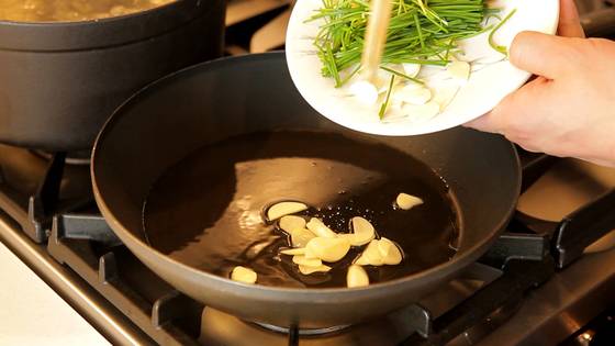 페퍼론치노와 마늘을 볶는다.