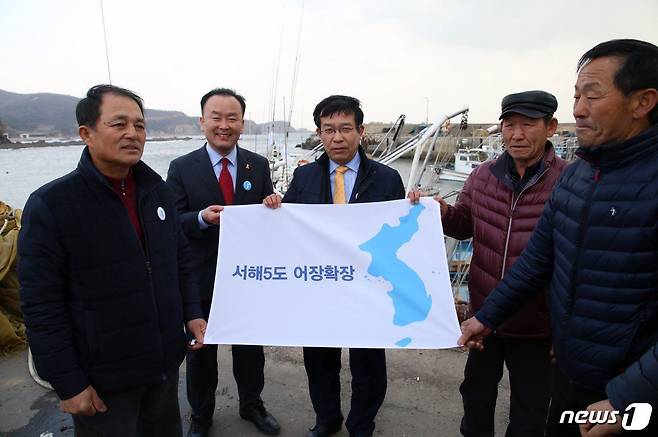 백령도선주협회가 지난 6일 백령도 장촌포구에서 서해5도 어민단체들과 서해5도 생존과 평화를 위한 인천시민대책위 등 관계자가 참석한 가운데 '서해 5도 한반도기' 게양식을 열고, 어선에 서해 5도 한반도기를 달았다.(서해5도 생존과 평화를 위한 인천시민대책위원회 제공)2018.4.8/뉴스1 © News1 박아론 기자