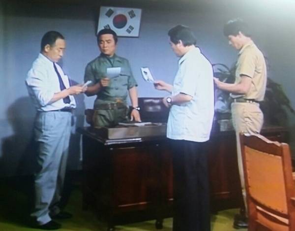 1981년 정치드라마 <제1공화국> ‘여간첩 김수임’편에서 50년 3월 육군 정보국장 겸 특무부 대장 김창룡(김기일·왼쪽 둘째)과 수사관(신충식·맨 왼쪽) 등이 김수임 체포작전을 짜고 있는 장면이다. 남산 안기부 조사 때 고석만을 담당한 최고참 수사관은 실제로 김창룡의 부하였다며 ‘왜 비(B)급 배우를 썼느냐’고 윽박지르기도 했다. 문화방송 제공