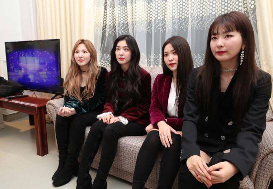 1일 오후 평양 동평양대극장에서 '봄이 온다'라는 주제로 열린 '남북평화협력기원 남측예술단 평양공연'에서 걸그룹 레드밸벳이 공연을 마친 뒤 취재진과 인터뷰를 하고 있다. 평양공연 사진공동취재단