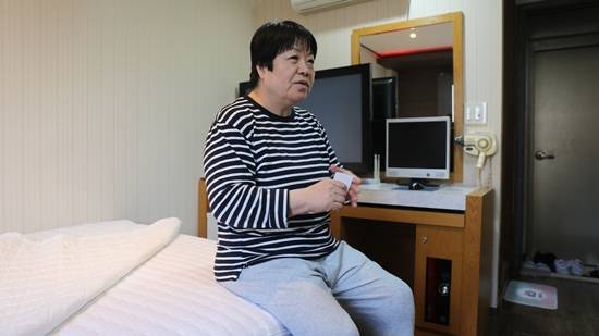 강원도 양구읍에서 모텔을 운영하는 안명순씨가 [단비뉴스] 취재진에게 “위수지역을 풀면 지역 상권이 다 죽을 것”이라며 현지 사정을 설명하고 있다.  ⓒ유선희