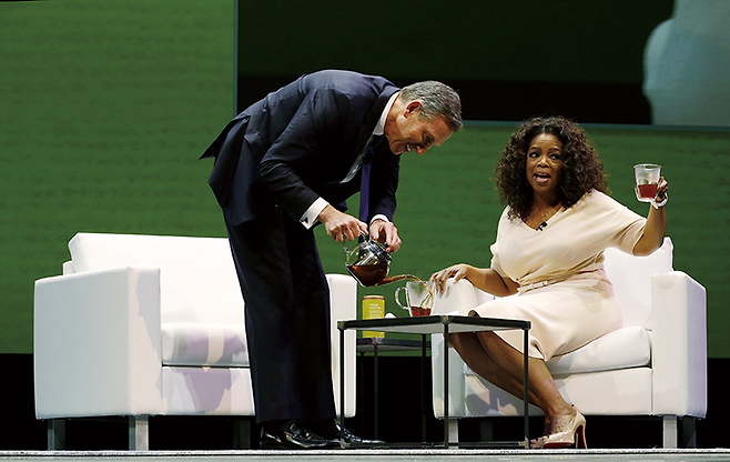 오프라 윈프리 이름을 내건 티 출시를 축하하는 하워드 슐츠 스타벅스 CEO © 사진=서영수 제공