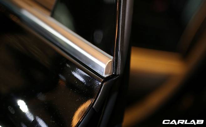 더 K9의 창문 크롬 몰딩은 단면이 말끔하다