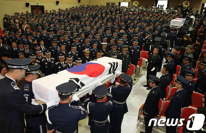 비행훈련 도중 F-15K 전투기 추락으로 순직한 공군 조종사 2명의 영결식이 7일 오전 공군 제11전투비행단 웅비관에서 열렸다.2018.4.7/뉴스1 © News1 공정식 기자
