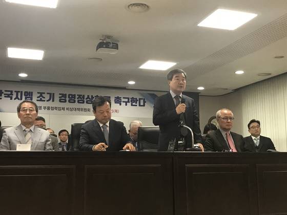 5일 'GM 글로벌 최우수협력업체 한국GM 경영정상화 촉구' 기자회견에서 성명서를 발표하는 조환수 한국GM 부품협력사 비상대책위원회 부위원장. 문희철 기자.