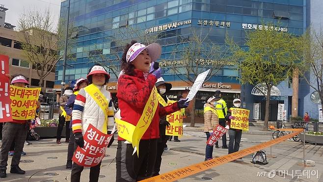 6일 오전 서울 강동구청 인근 광장에서 주민들이 '청년임대주택 반대' 집회를 열고 있다. 집회 참가자들은 "임대주택 지으면 성내동은 다 망한다", "주민들의 재산권을 방해하지 말라"고 주장했다. /사진=김영상 기자