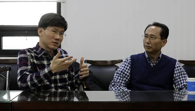 학술 출판을 오랫동안 해왔던 이승우 도서출판 길의 기획실장(왼쪽)과 청와대에 ‘번역청 설립’ 국민청원을 냈던 박상익 우석대 교수가 6일 오후 서울 마포구 공덕동 <한겨레>에서 우리나라 번역 및 출판 실태와 문제점, 앞으로의 방향에 대해 이야기를 나누고 있다. 김명진 기자 littleprince@hani.co.kr
