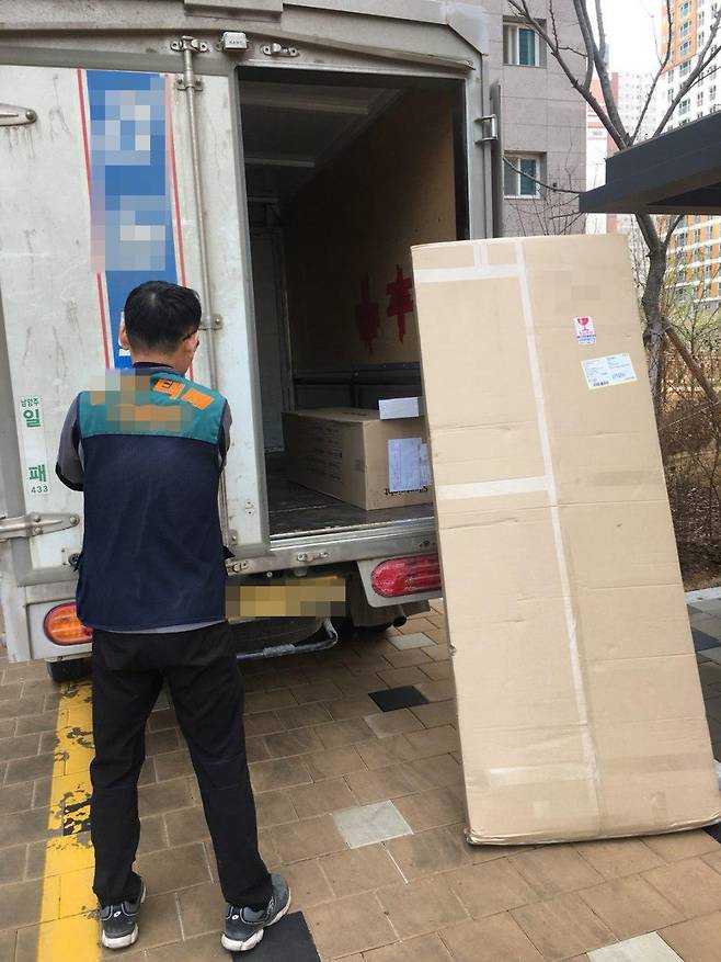 한 택배회사 노동자가 10일 오후 다산신도시 ㅈ아파트에서 택배 물품을 배송하고 있다. 이재호 기자