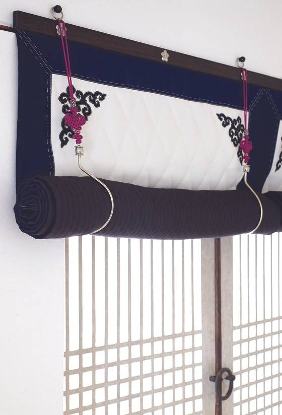 왕비의 침전으로 알려진 함녕전 서온돌 창문에 재현된 전통 커튼 ‘무렴자’. 사용하지 않을 때는 돌돌 말아 올릴 수 있도록 돼 있다. [사진 아름지기]