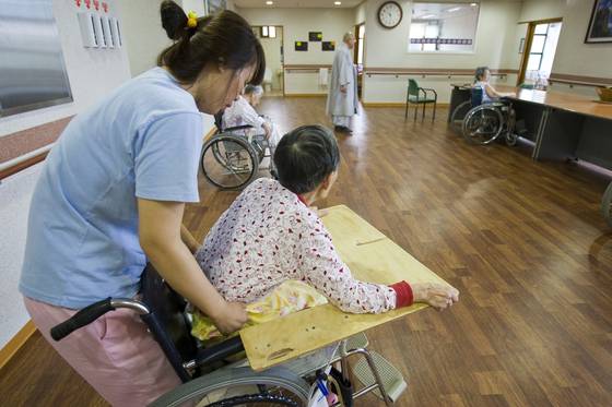 치매전담형 주·야간보호센터는 치매 어르신을 보다 전문적으로 돌보기 위한 곳으로 치매 전문 교육을 받은 요양보호사와 프로그램 관리자가 배치된다. [중앙포토]