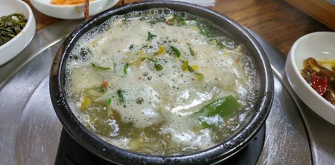 갓 잡은 오징어로 만든 오징어 내장탕은 깔끔하면서도 개운한 맛이 일품이다. (사진=웹투어 제공)