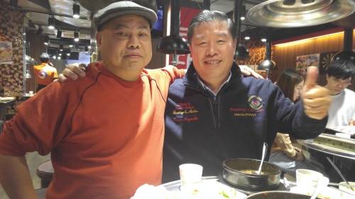 중국 투자자 Li Yin Xiang 회장과 홍콩의 한 음식점에서 기념사진을 찍고 있는 김유찬 대표. 김유찬 대표 제공