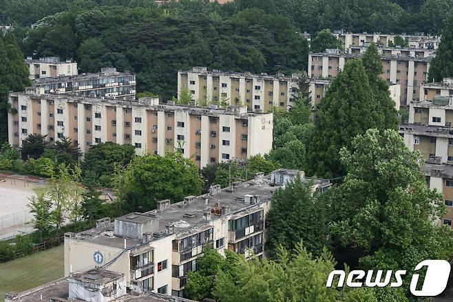 서울의 한 재건축 아파트 단지의 모습© News1 유승관 기자