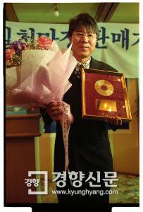 1994년 앨범 1천만장 돌파 때 기념 골드디스크 발매 행사 때 조용필. 경향신문 자료사진