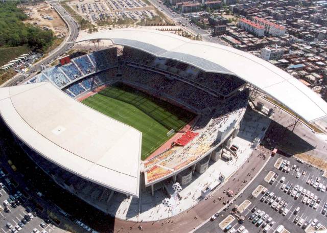 수원 월드컵경기장 전경. 비상의 이미지를 녹이기 위해 만든 지붕을 날개 모양으로 설계했다. 이를 이유로 수원월드컵경기장은 ‘빅버드’라 불리기도 한다. / 사진제공=경기도수원월드컵경기장관리재단