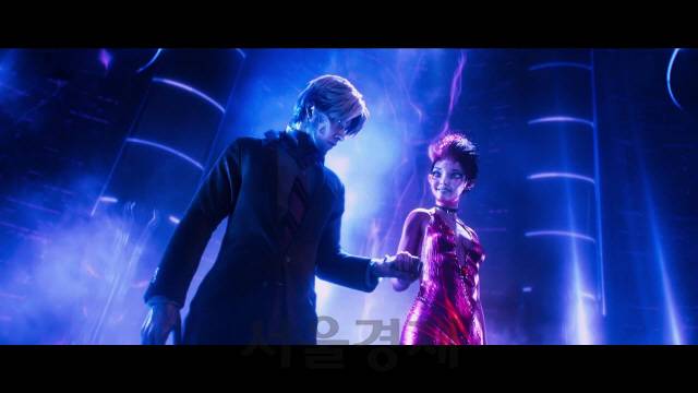 영화 ‘레디 플레이어 원’에서 주인공인 웨이드 하츠(왼쪽)가 사만다와 함께 가상세계에서 모험을 펼치고 있다.  /유튜브 캡쳐