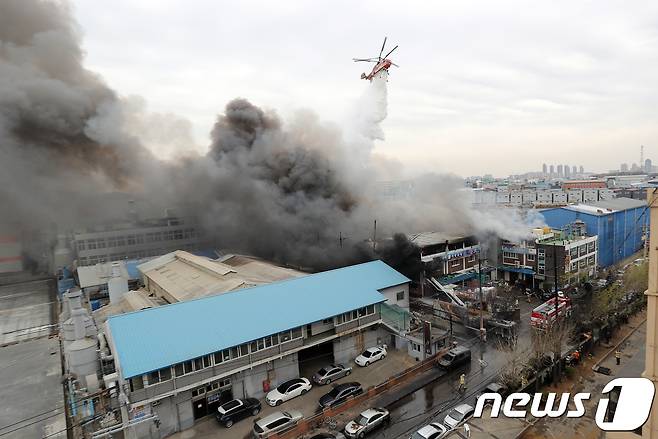 13일 오전 11시 47분께 인천시 서구 가좌동 한 화학공장에서 큰 불이 나 소방대원들이 헬기를 동원해 진화작업을 하고 있다. . 2018.4.13/뉴스1 © News1 구윤성 기자