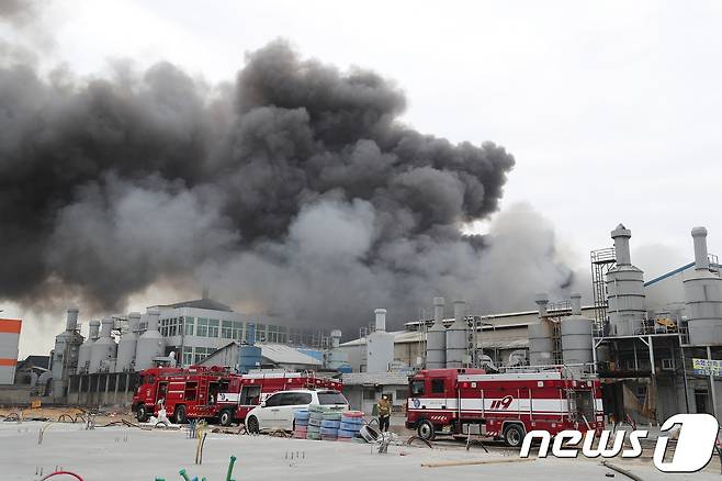 13일 오전 11시 47분께 인천시 서구 가좌동 한 화학공장에서 큰 불이 나 소방당국이 진화하고 있다.  소방당국은 인천뿐 아니라 서울·경기 등 인접 지역 소방 인력과 장비를 모두 동원하는 최고 단계 경보령인 '대응 3단계'를 발령했다., 2018.4.13/뉴스1 © News1 구윤성 기자