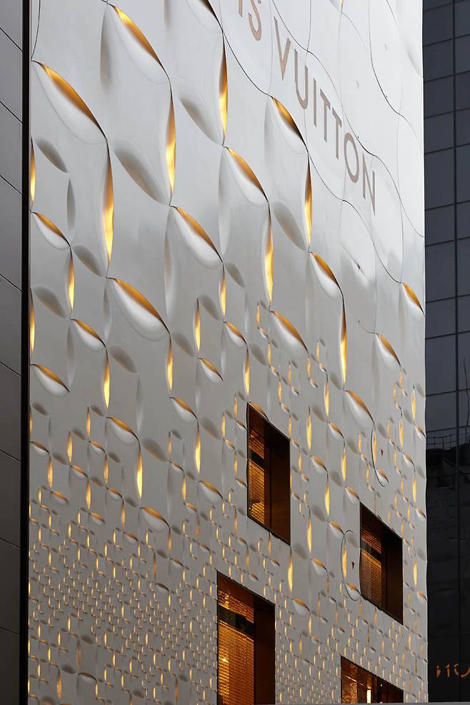 Louis Vuitton Matsuya Ginza Facade Renewal / Jun Aoki & Associates