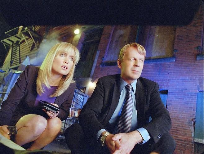 주인공 역을 맡은 브루스윌리스(오른쪽)의 서로게이트. 실제 인물과 매우 닮았지만 훨씬 젊고 깔끔한 인상을 주는 형태로 제작됐다. 써로게이트를 이용하면 자신의 외모를 마음대로 바꿔 사회생활을 할 수 있다는 장점이 있다. 신분확인은 로봇에 내장된 ID시스템으로 대신한다.